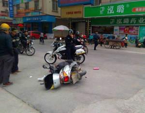 ����ʵ��ѧУ��һ����ɫС����Ħ�г���ײ