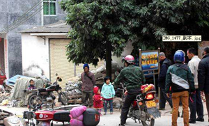 信宜两摩托相撞 双方在争执中出手 信宜两摩托相撞 双方在争执中出手