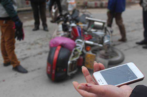 信宜两摩托相撞 双方在争执中出手 信宜两摩托相撞 双方在争执中出手